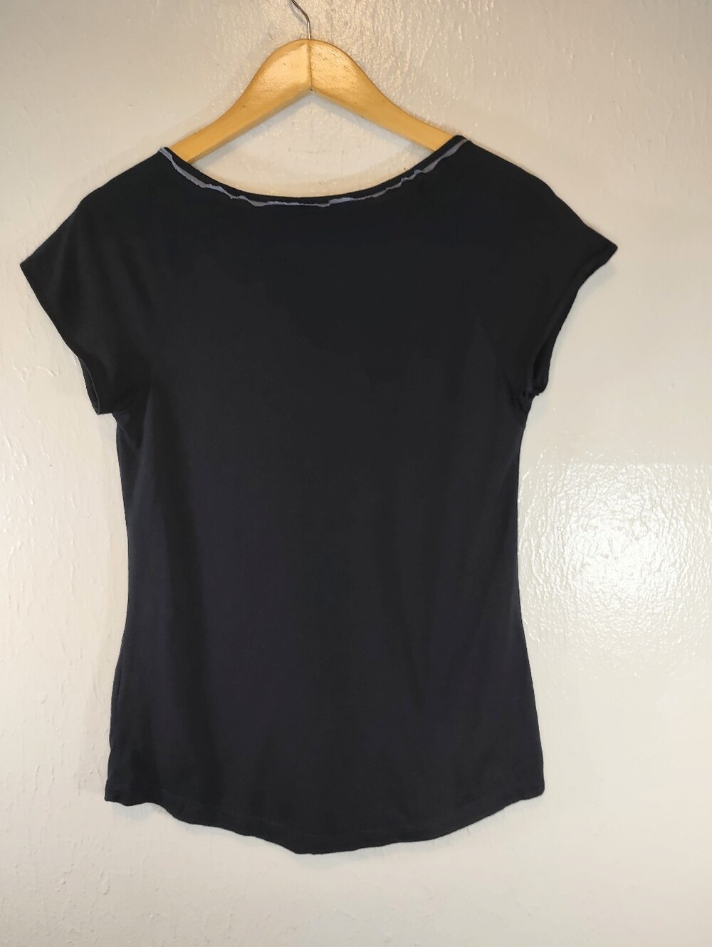 Banana Republic Dark Blue Short Sleeve Scoop Neck Top with Purlish Trim Women'sM - Picture 10 of 10